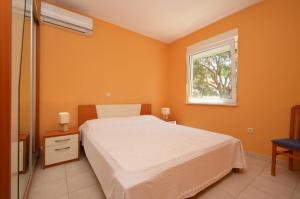 Afbeelding uit fotogalerij van Apartment in Karbuni with sea view, terrace, air conditioning, W-LAN 3609-1 in Blato
