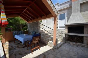 Balkón alebo terasa v ubytovaní Apartment in Karbuni with sea view, terrace, air conditioning, W-LAN 3609-1