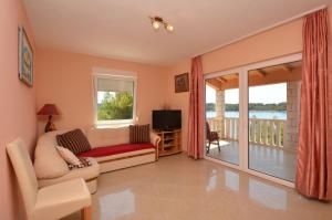 Foto da galeria de Apartment in Karbuni with sea view, terrace, air conditioning, W-LAN 3609-2 em Blato
