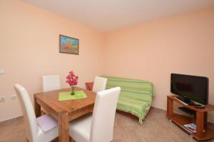 TV a/nebo společenská místnost v ubytování Apartment in Karbuni with sea view, terrace, air conditioning, W-LAN 3609-4