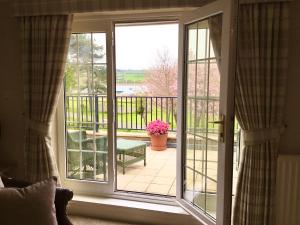 eine offene Glasschiebetür mit Blick auf eine Terrasse in der Unterkunft Westlea Guest House in Alnmouth