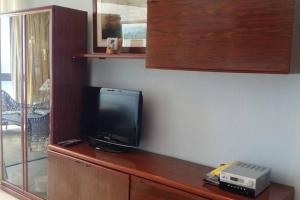 Telewizja i/lub zestaw kina domowego w obiekcie Seafront Luxury Levante Beach / Primera línea playa levante
