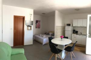 Kuchyň nebo kuchyňský kout v ubytování Apartments Mira + 17 fotografií
