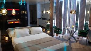- une chambre avec un lit, une table et des chaises dans l'établissement Оазис, à Öskemen