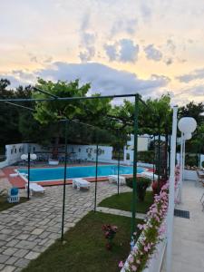 Blick auf den Pool vom Dach eines Resorts in der Unterkunft Artemis in Prinos