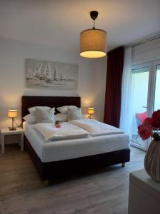 sypialnia z dużym łóżkiem w pokoju w obiekcie Garfild 1 Guest House w Novim Vinodolskim
