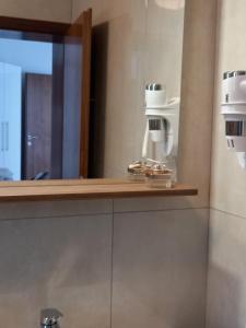 lustro w łazience z dwoma kamerami na półce w obiekcie Garfild 1 Guest House w Novim Vinodolskim