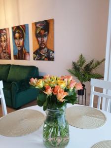 Un jarrón lleno de flores sobre una mesa. en Onix Residence By the Sea, Mamaia Nord, en Mamaia Nord – Năvodari