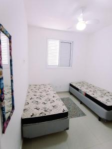 Een bed of bedden in een kamer bij Rubi 101 - 100 mts da praia