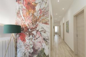 un pasillo con una gran pintura en la pared en B&B Bella Vista, en Matino