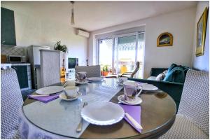 tavolo da pranzo con piatti e tovaglioli di Apartment Balcony a Spalato (Split)