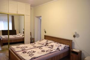 Ένα ή περισσότερα κρεβάτια σε δωμάτιο στο Henrietta Vendégház