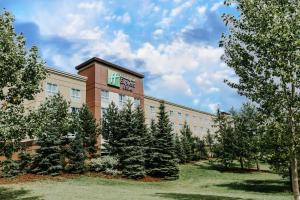 un hotel con alberi di fronte a un edificio di Holiday Inn Express & Suites Spruce Grove - Stony Plain, an IHG Hotel a Spruce Grove