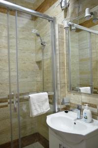 Ένα μπάνιο στο Henrietta - Violetta Apartman +42 φωτογραφίες