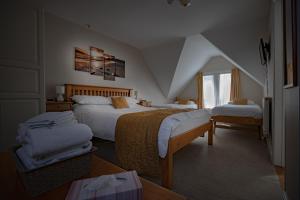 1 dormitorio grande con 2 camas y ventana en Claremont Guesthouse en Hunstanton