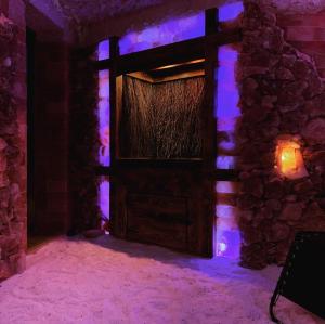um quarto com uma porta com luzes roxas em Willa Karkonoska em Karpacz