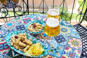 einen Tisch mit einem Glas Bier und einem Teller Essen in der Unterkunft B&B Ciccannina in Rosolini