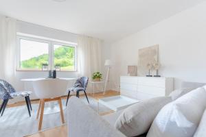 un soggiorno bianco con divano e tavolo di Perfektes Appartement für Erholung in der Wachau!! a Spitz Altre 14 foto