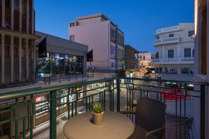 einen Tisch mit einer Pflanze auf dem Balkon in der Unterkunft MIRMA CITY Old Town in Chania