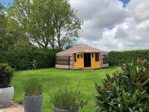 una yurta en medio de un patio en Overnachten in een luxe yurt!, en Zonnemaire
