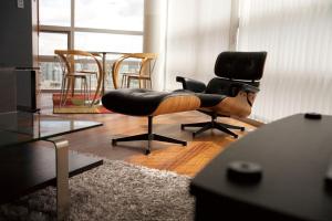 sala de estar con silla y mesa en Your Alternative to a Five Star Hotel - Premium Location, en Vancouver