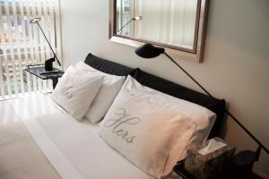 A bed or beds in a room at Your Alternative to a Five Star Hotel - Premium Location