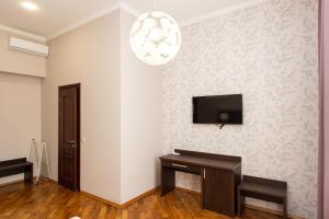 - un salon avec une télévision murale dans l'établissement Апартаменти в центрі міста, à Ivano-Frankivsk