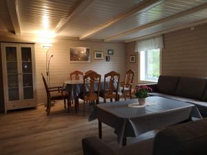 uma sala de estar com uma mesa e cadeiras e um sofá em Hansali Holiday Home em Fjarland