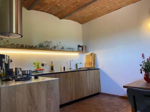 cocina con encimera en Podere Doccia di Sopra, en Volterra
