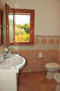 ポザーダにあるDimora Shardanaのバスルーム(洗面台、トイレ付)、窓が備わります。