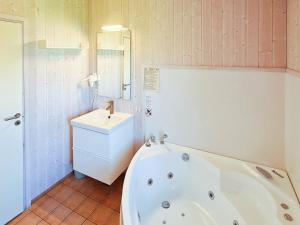 ein Badezimmer mit Badewanne und Waschbecken in der Unterkunft 6 person holiday home in GROEMITZ in Grömitz + 39 Fotos