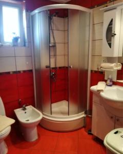 y baño con ducha, aseo y lavamanos. en Villa Stefan en Ohrid