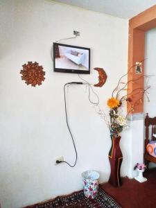 En TV eller et underholdningssystem på Inti Hostel Airport