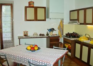 een keuken met een tafel met daarop een schaal fruit bij Alla casa del cedro in Cavedago +26 foto's