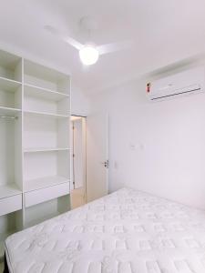 Кровать или кровати в номере RUBI 305 - 100 mts da praia