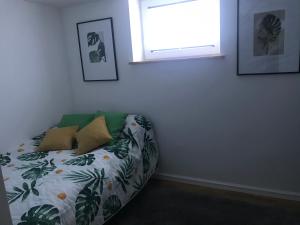 - un canapé dans une pièce avec fenêtre dans l'établissement Apartament Ratvika, à Ålesund