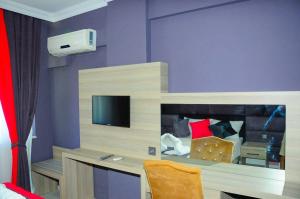 TV a/nebo společenská místnost v ubytování Kemer Port Hotel