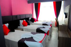 Postel nebo postele na pokoji v ubytování Kemer Port Hotel