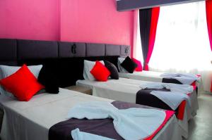 Postel nebo postele na pokoji v ubytování Kemer Port Hotel