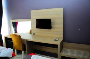 TV a/nebo společenská místnost v ubytování Kemer Port Hotel