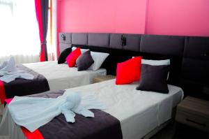 Postel nebo postele na pokoji v ubytování Kemer Port Hotel
