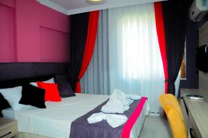 Postel nebo postele na pokoji v ubytování Kemer Port Hotel