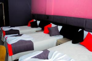 Postel nebo postele na pokoji v ubytování Kemer Port Hotel
