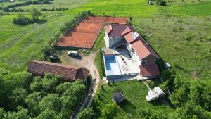 une vue aérienne sur une maison dans un champ dans l'établissement Smeštaj "Lapčević", à Sokobanja