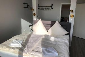 En eller flere senge i et værelse på Penthouse mit Brockenblick App 370