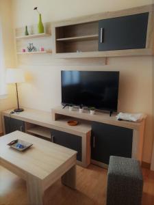 TV a/nebo společenská místnost v ubytování Vivienda turística Ramón Trillo en Muxía