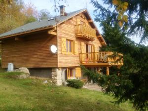 Cette maison en bois dispose d'un balcon et d'une terrasse couverte. dans l'établissement Chalet chaleureux à Ax-les-Thermes avec vue sur la montagne, à Ax-les-Thermes