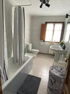 Ένα μπάνιο στο Apartamentos San Juan 2