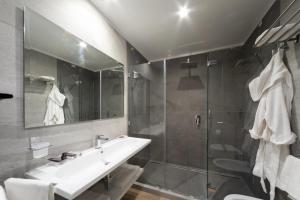 A bathroom at Alma Suites