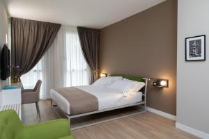 A bed or beds in a room at Alma Suites